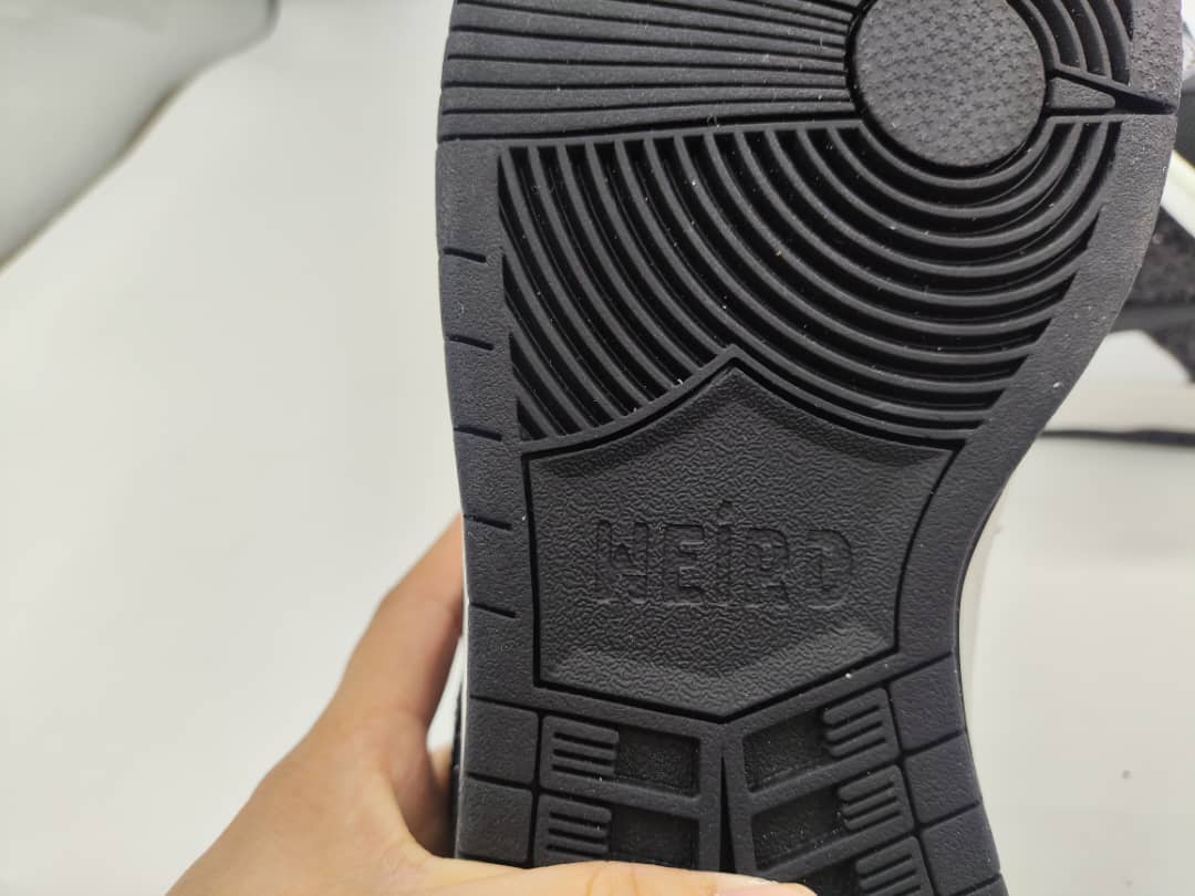 WEIRD DUNK : HEARTBREAKERS PRE-ORDER: Ships Jan 2026