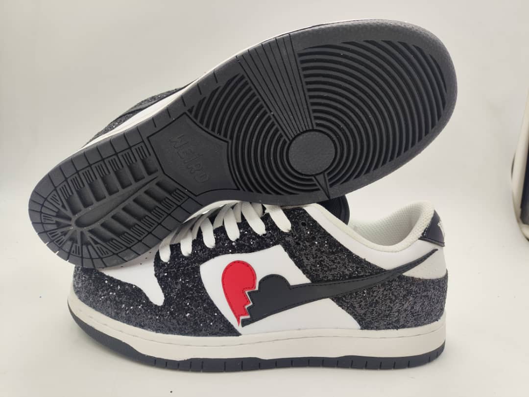 WEIRD DUNK : HEARTBREAKERS PRE-ORDER: Ships Jan 2026