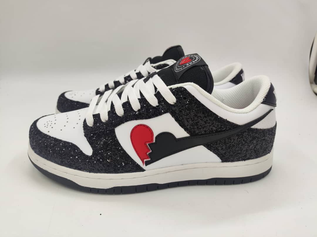 WEIRD DUNK : HEARTBREAKERS PRE-ORDER: Ships Jan 2026